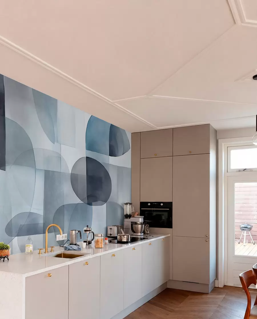 Fotobehang Abstracte vormen met textuur in grijstinten en blauwtinten, gedempte kleuren, minimalistische compositie, neutrale achtergrond w09467v1