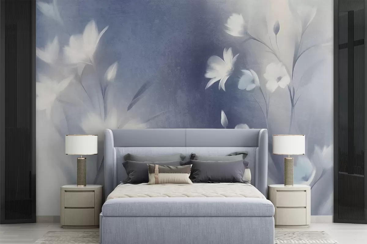 Fotobehang Witte bloemen met textuur en lange stelen, zachte knoppen tegen een wazige achtergrond van blauwe en witte tinten w09484