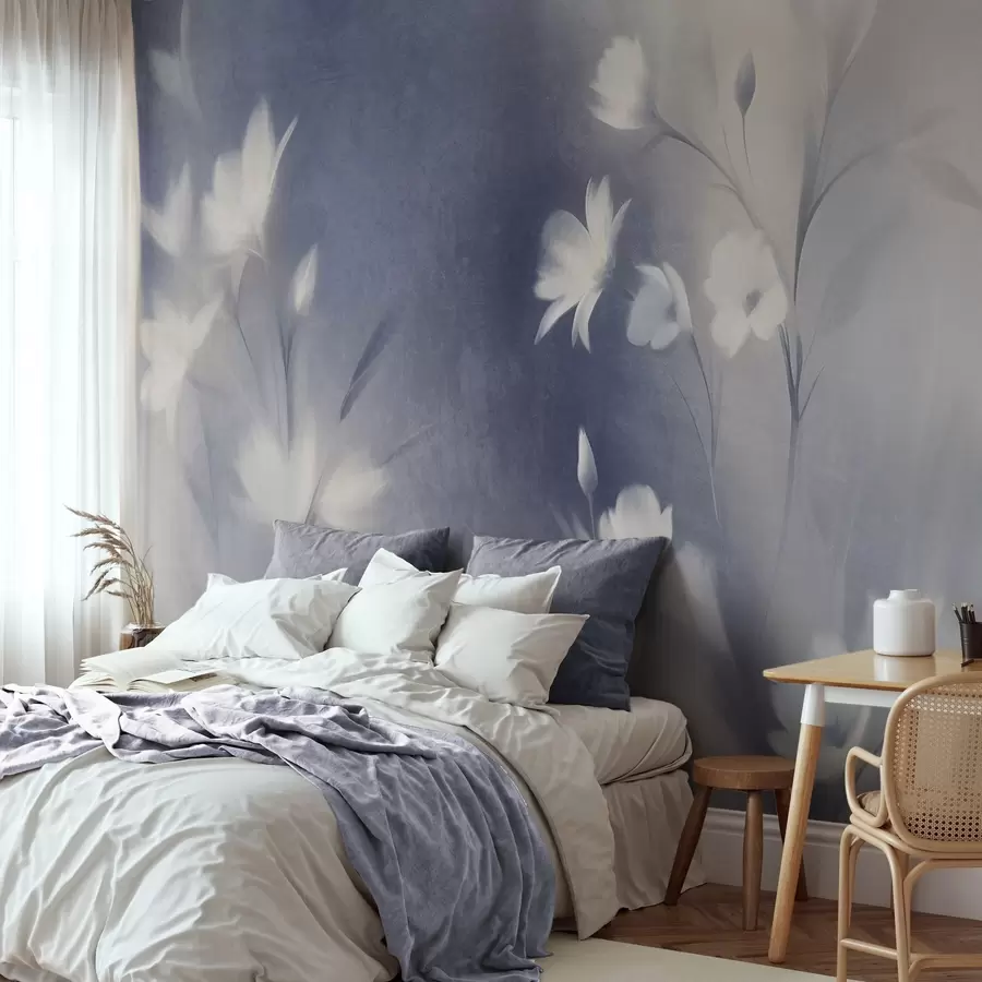 Fotobehang Witte bloemen met textuur en lange stelen, zachte knoppen tegen een wazige achtergrond van blauwe en witte tinten w09484