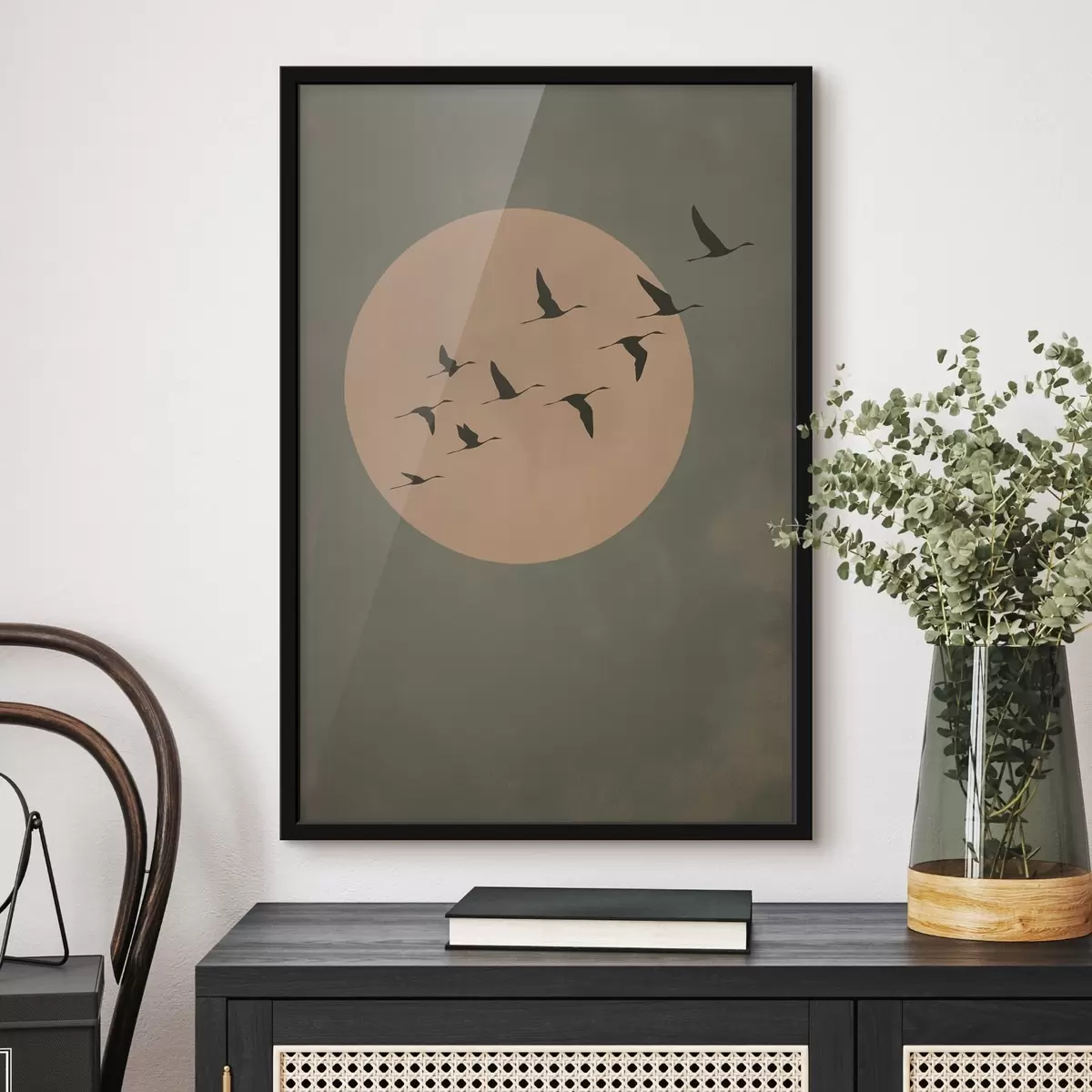Poster Een zwerm vogels die tegen een grote warme maan vliegt f46162
