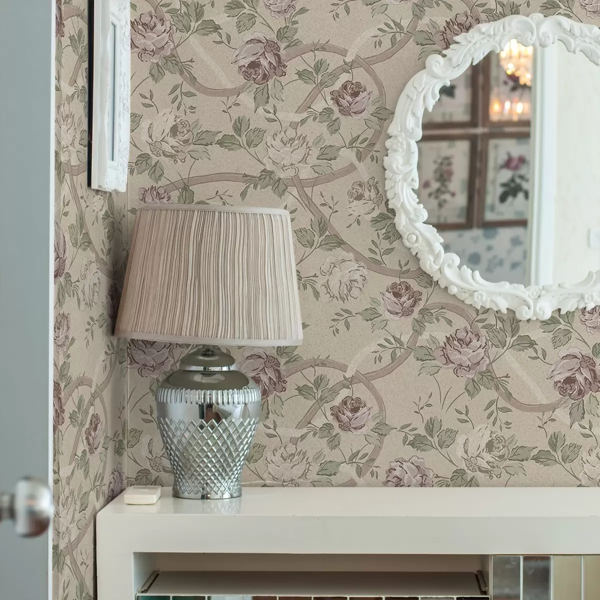 Behang Rozen met groene bladeren op een warme beige ondergrond a00729