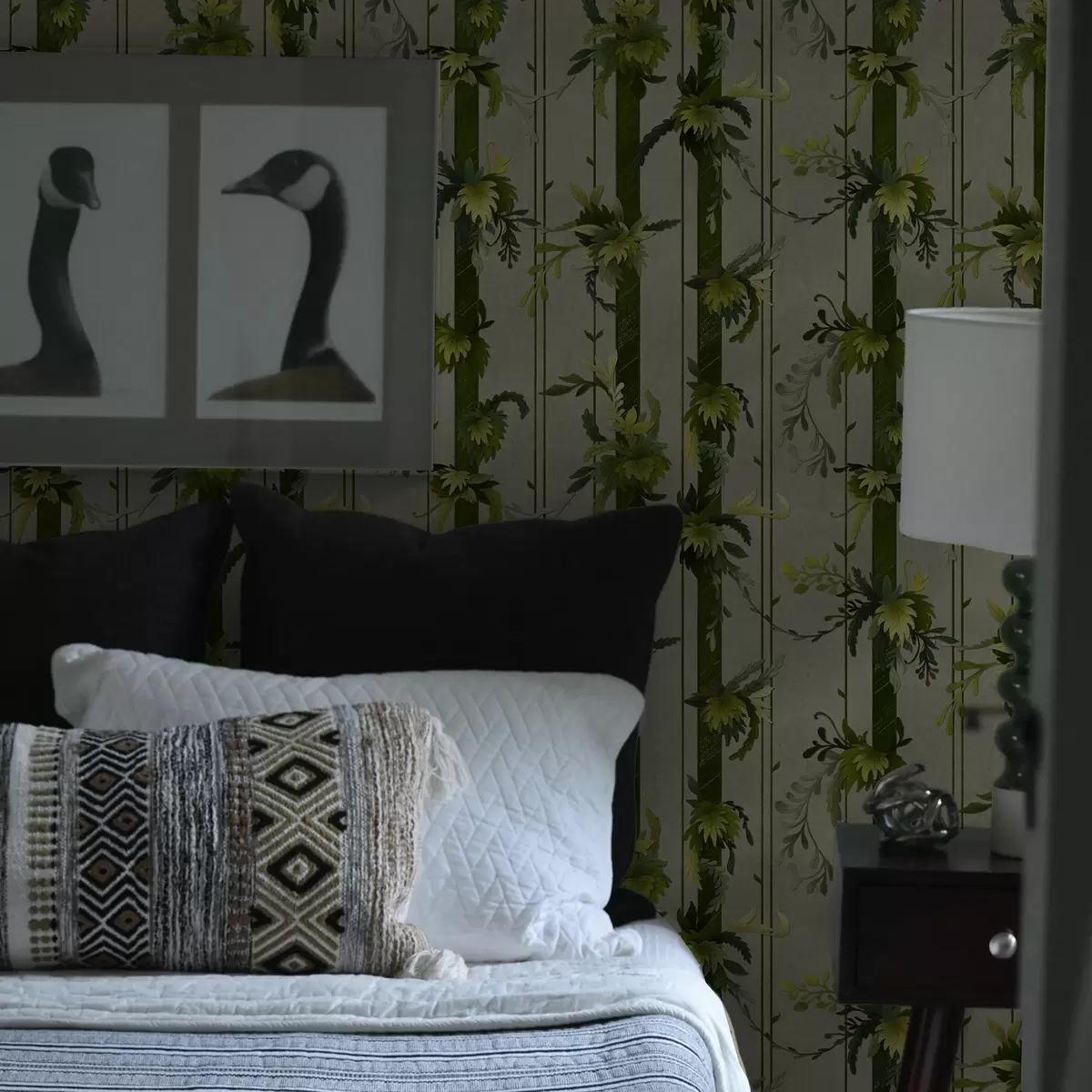 Behang Groene bladeren in verticale strepen op een grijze achtergrond a00807v1