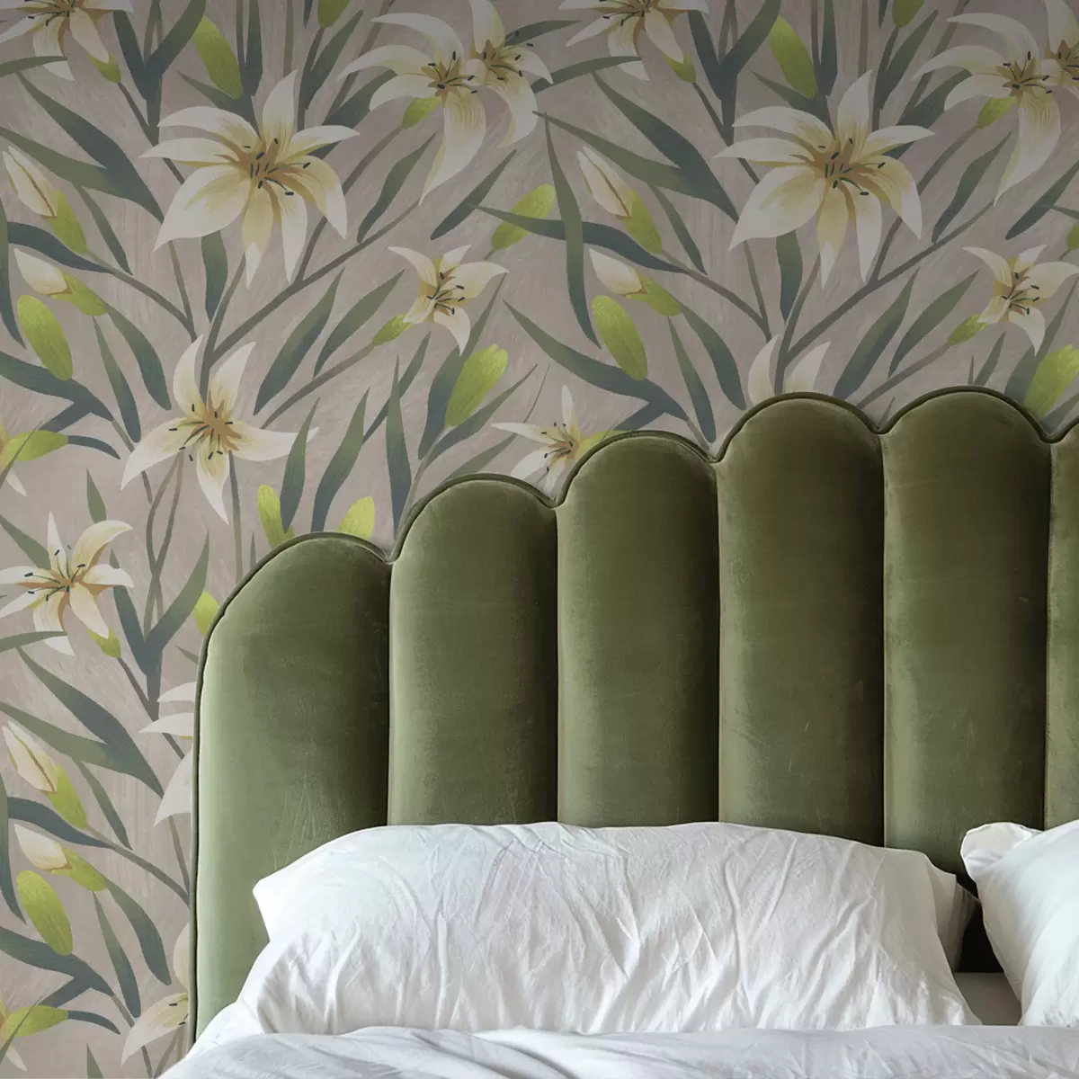 Behang Crèmekleurige lelies met bladeren op een grijsbeige achtergrond a00837