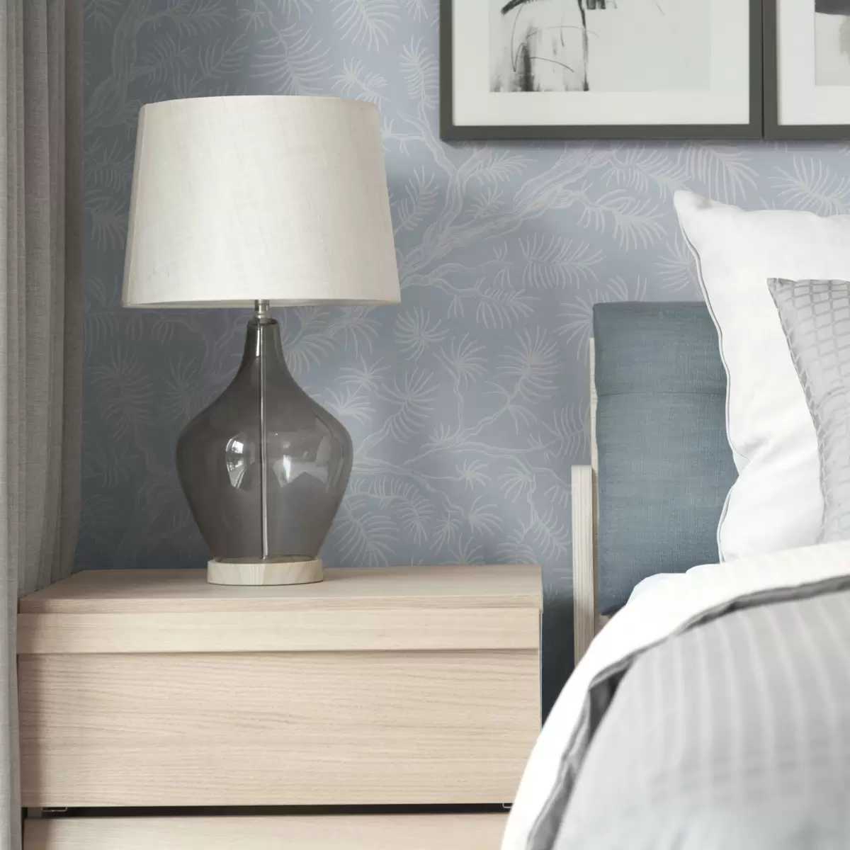 Behang Pijnboomtakken in lichte tinten op blauwe achtergrond a00838