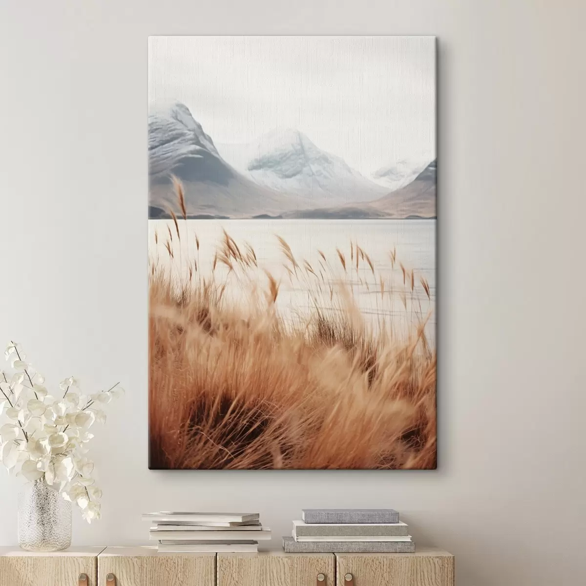  Schilderijen Pampasgrasveld voor een meerlandschap met besneeuwde bergen op de achtergrond, zacht licht s46282