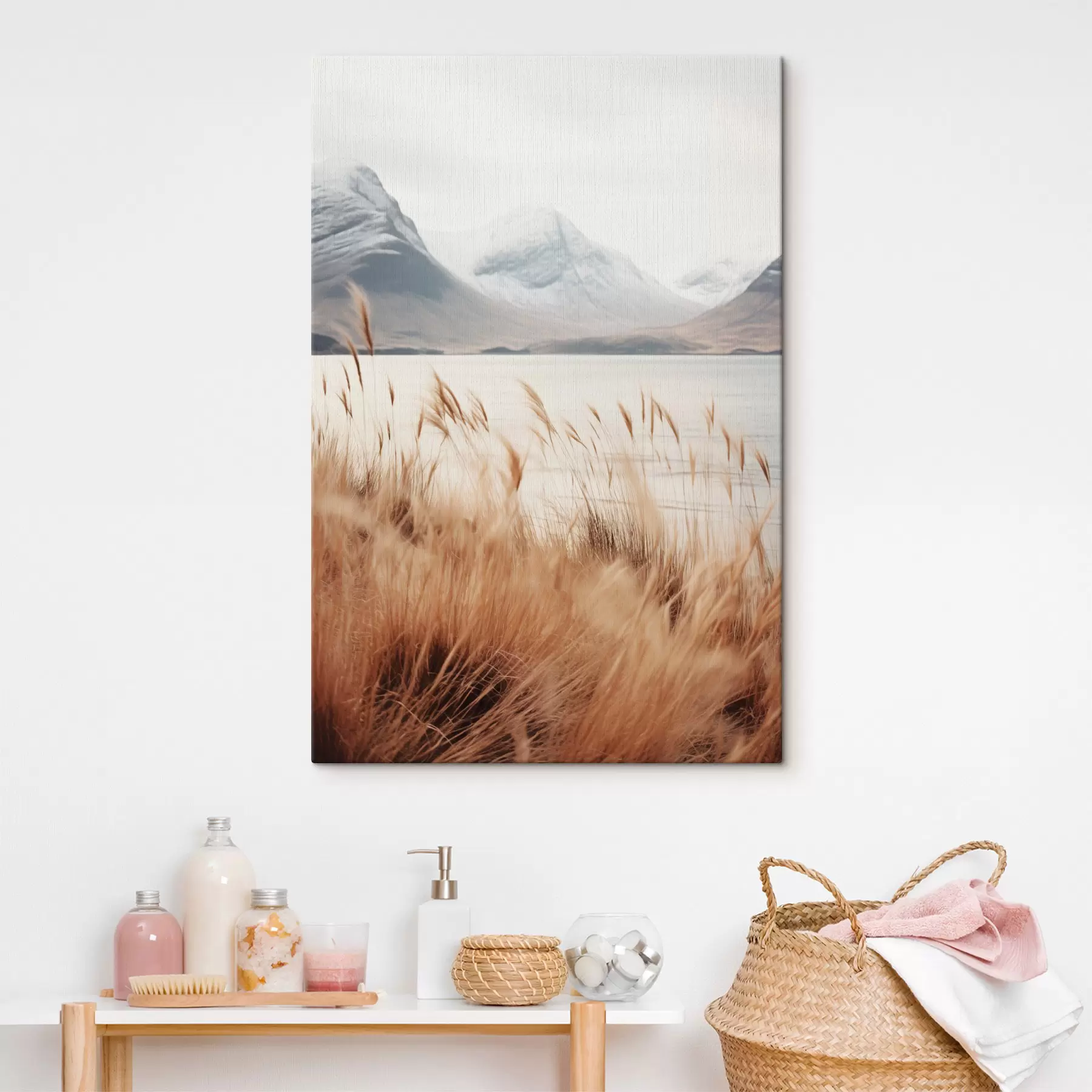  Schilderijen Pampasgrasveld voor een meerlandschap met besneeuwde bergen op de achtergrond, zacht licht s46282