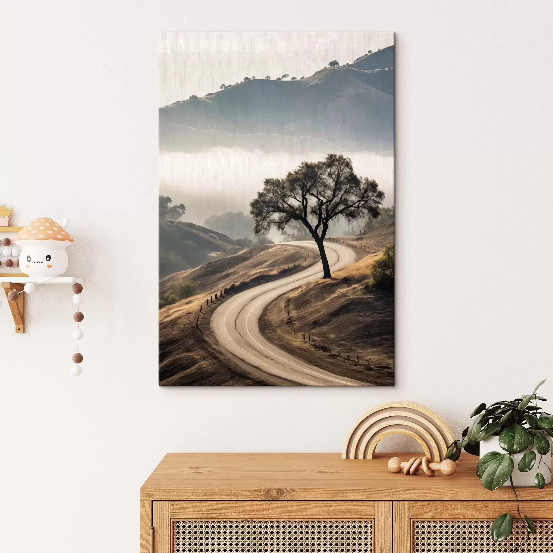  Schilderijen Een kronkelende weg door glooiende heuvels met een boom op de voorgrond, de achtergrond met mist en bergen s46288