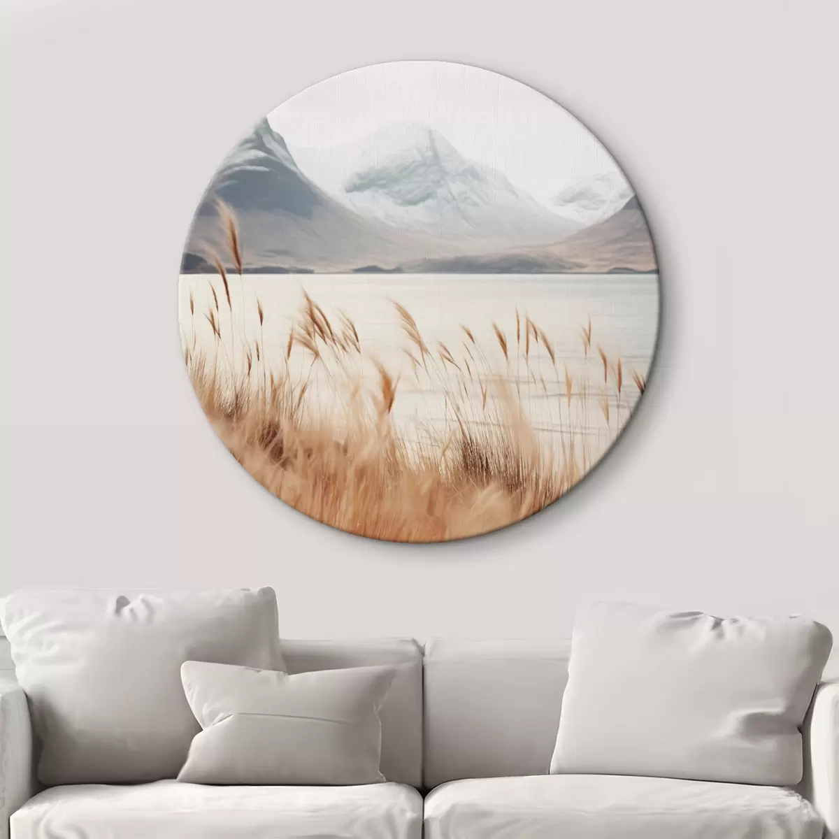 Ronde schilderijen Pampasgrasveld voor een meerlandschap met besneeuwde bergen op de achtergrond, zacht licht r46282