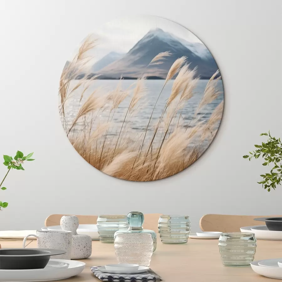  Schilderijen Pampagras met een meer en bergen op de achtergrond, zachte belichting, gedempte kleuren, naturalistische stijl r46283