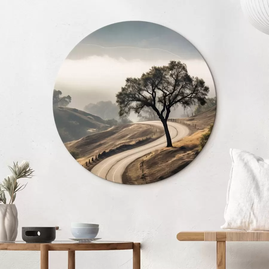  Schilderijen Een kronkelende weg door glooiende heuvels met een boom op de voorgrond, de achtergrond met mist en bergen r46288
