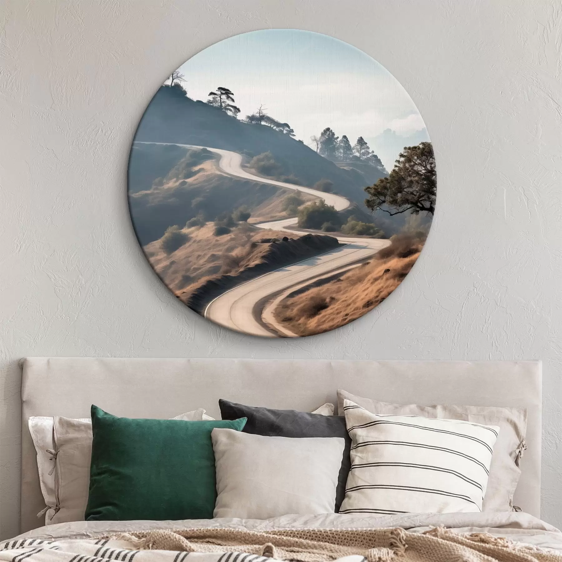  Schilderijen Een kronkelende weg door een heuvelachtig landschap met droog gras onder een heldere hemel en bergen in de verte r46289