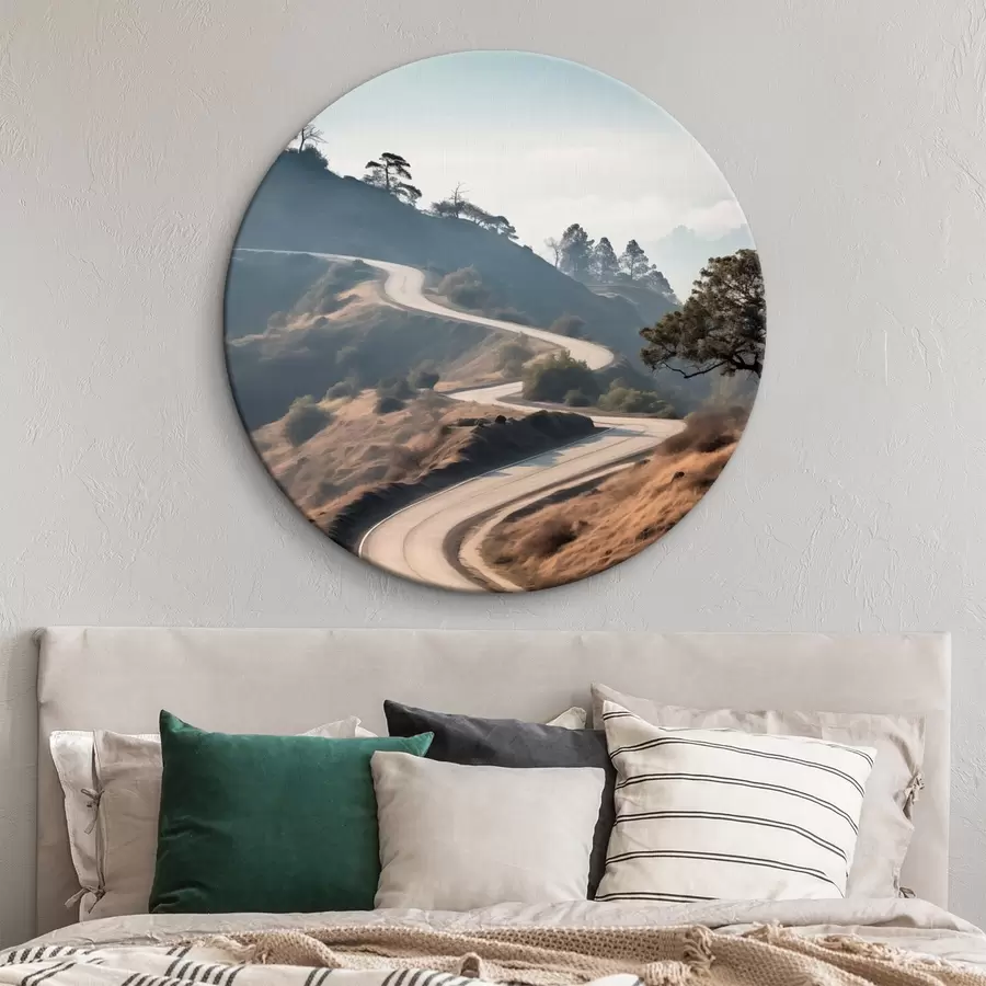  Schilderijen Een kronkelende weg door een heuvelachtig landschap met droog gras onder een heldere hemel en bergen in de verte r46289