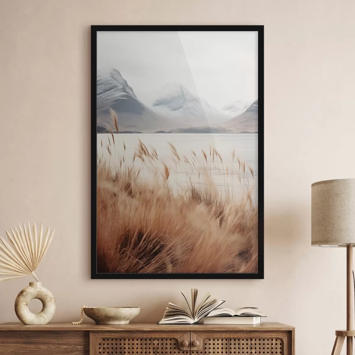 Poster Pampasgrasveld voor een meerlandschap met besneeuwde bergen op de achtergrond, zacht licht f46282