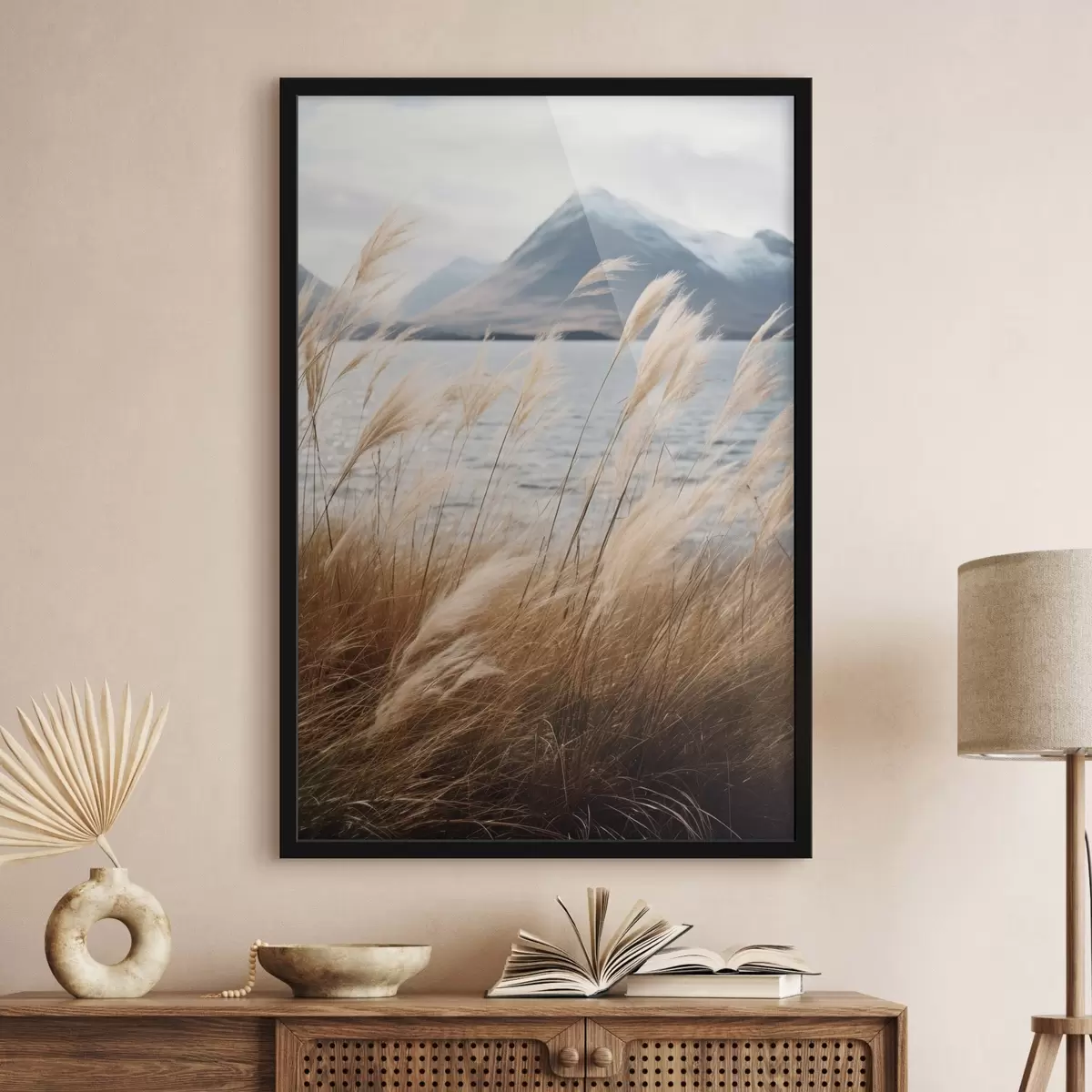 Poster Pampagras met een meer en bergen op de achtergrond, zachte belichting, gedempte kleuren, naturalistische stijl f46283