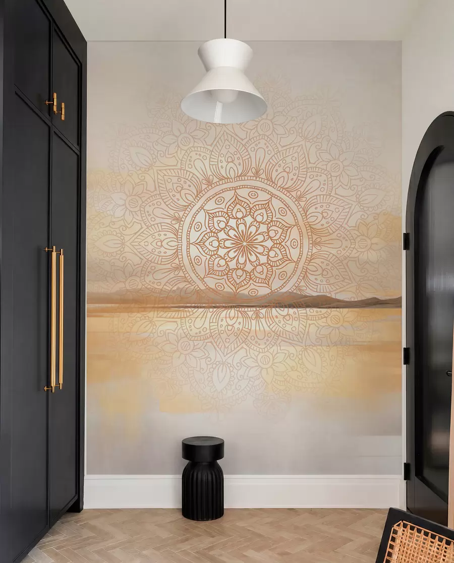 Fotobehang Gestructureerd symmetrisch mandala-ontwerp over een landschap met zee, heuvels en lucht, zachte pastelkleuren w09491