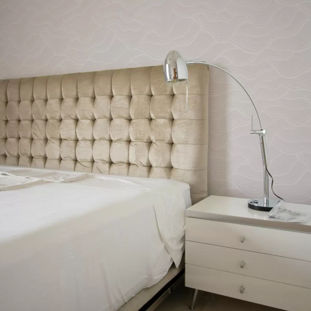 Behang Pastelroze achtergrond met golvende lijnen a00682v3