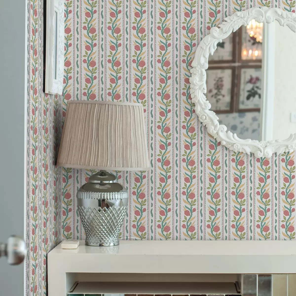 Behang Verticale strepen met koraalkleurige bloemen en turquoise bladeren a00816 Behang Verticale strepen met koraalkleurige bloemen en turquoise bladeren a00816