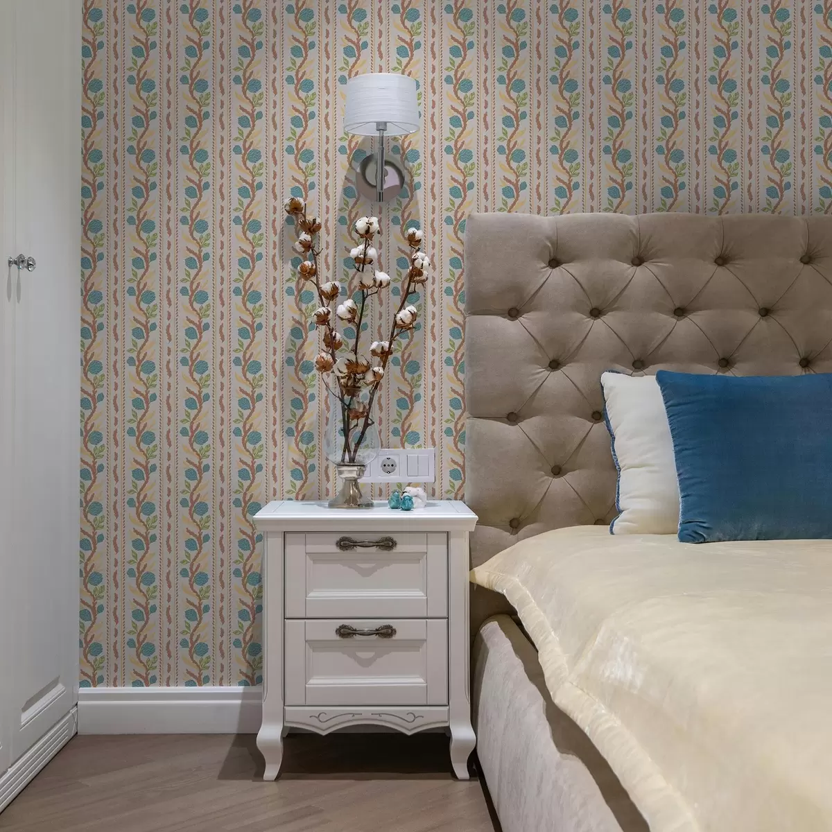 Behang Verticale strepen met blauwe bloemen op een warme achtergrond a00816v3 Behang Verticale strepen met blauwe bloemen op een warme achtergrond a00816v3