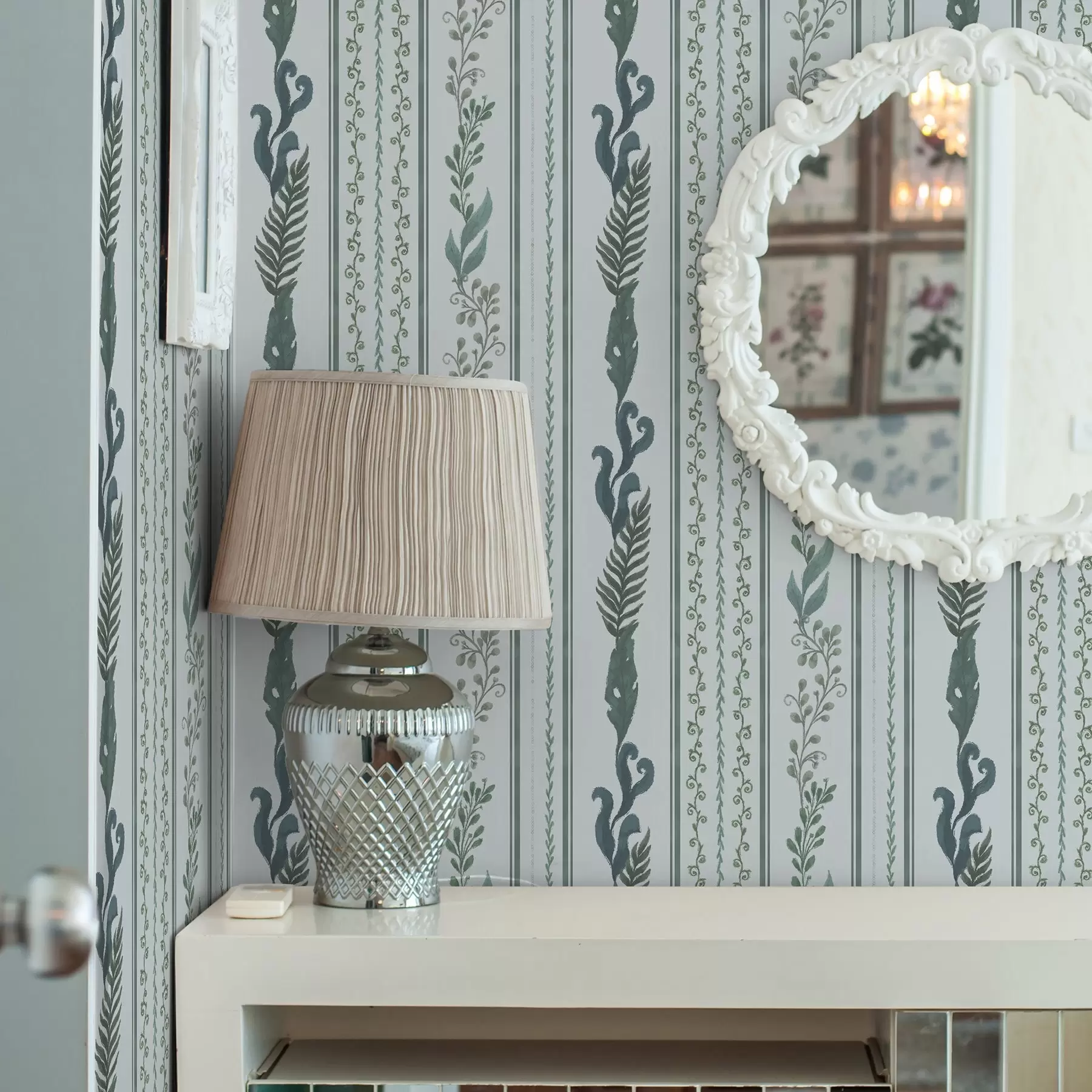 Fotobehang Strepen met takken en krullen op koel lichtblauw a00823v1