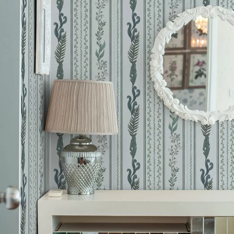 Fotobehang Strepen met takken en krullen op koel lichtblauw a00823v1