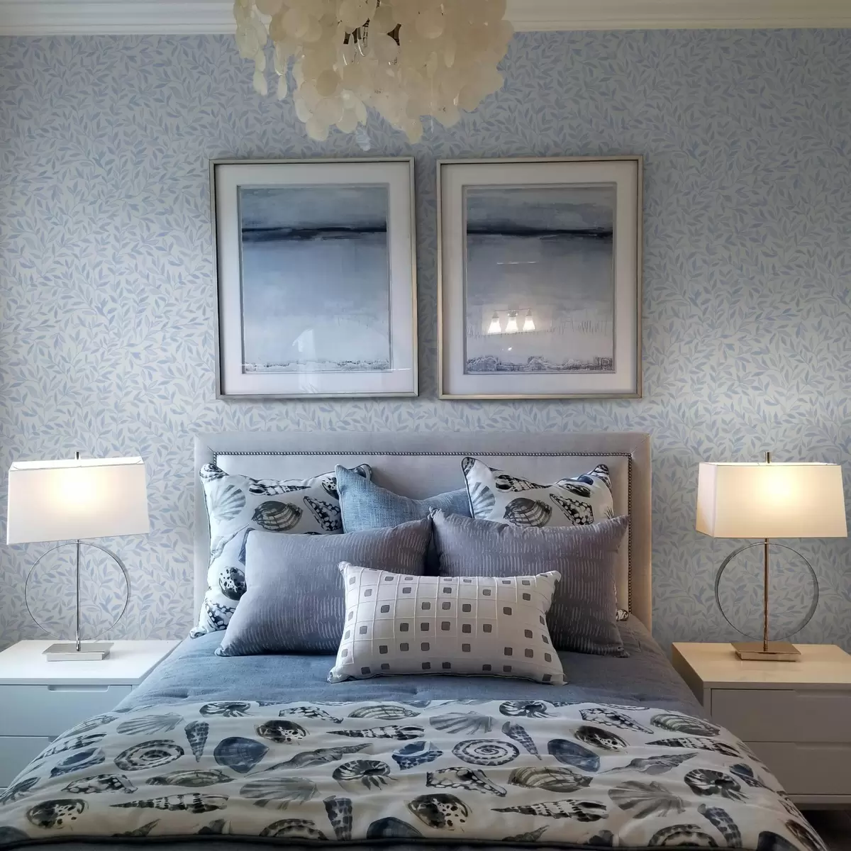 Behang Blauwe twijgen met bladeren op lichtblauw a00842