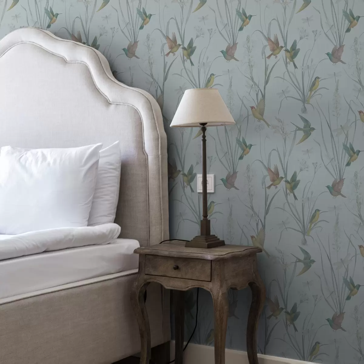 Behang Vogels tussen weidegrassen op grijsblauwe grond a00776