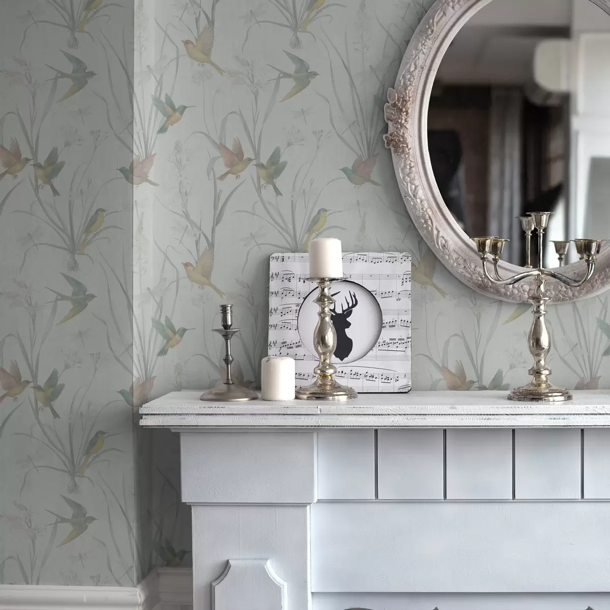 Behang Vogels tussen weidegrassen op lichtgrijze ondergrond a00776v1