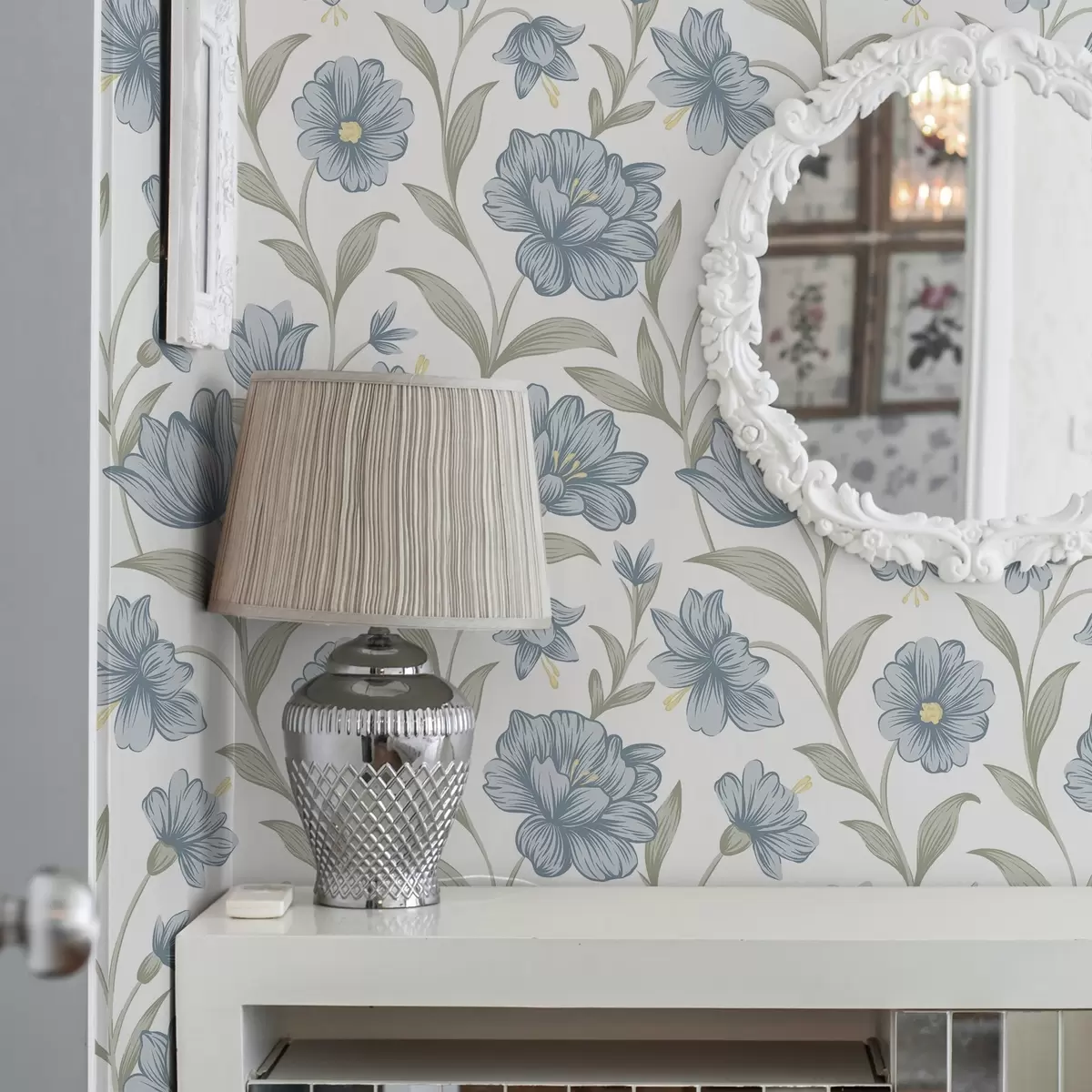 Behang Stoffige blauwe bloemen met olijfbladeren op wit a00780