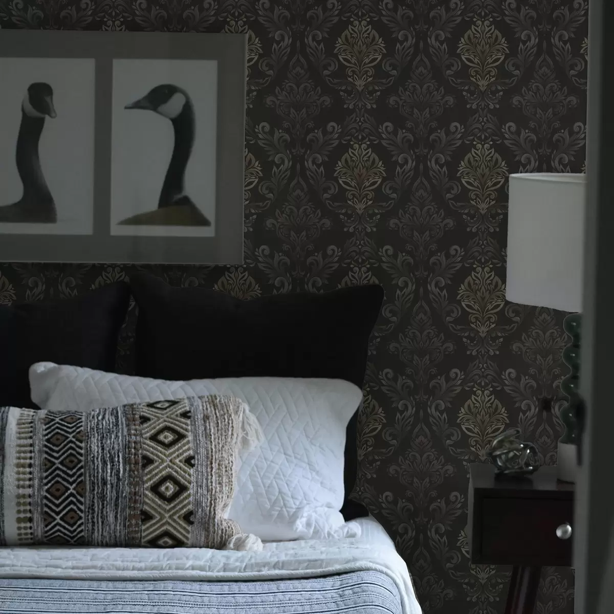 Behang Damast op donkere grafietgrond, olijf-oker accenten a00828v5
