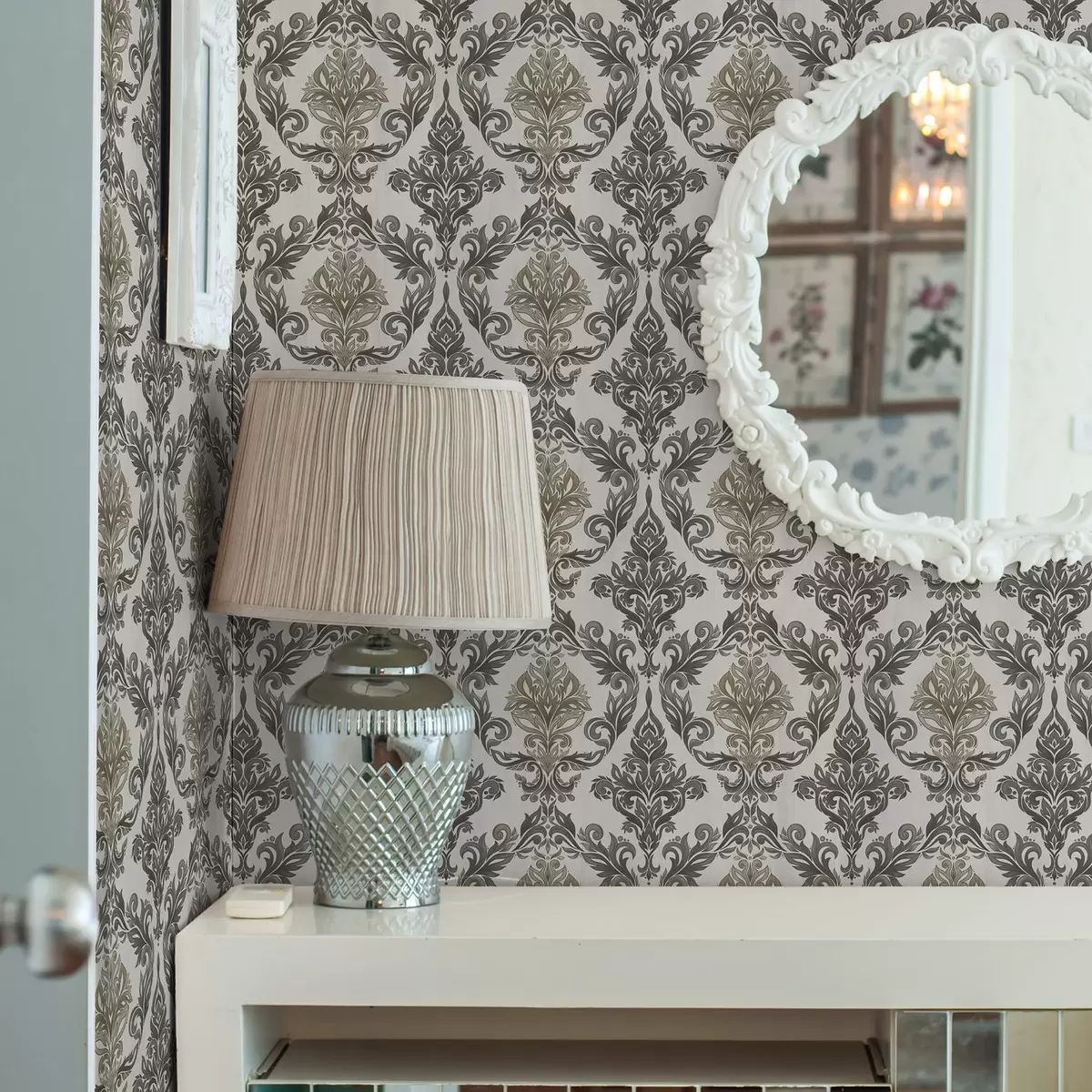 Behang Damast op lichte ondergrond, olijfbrons accenten a00828v6