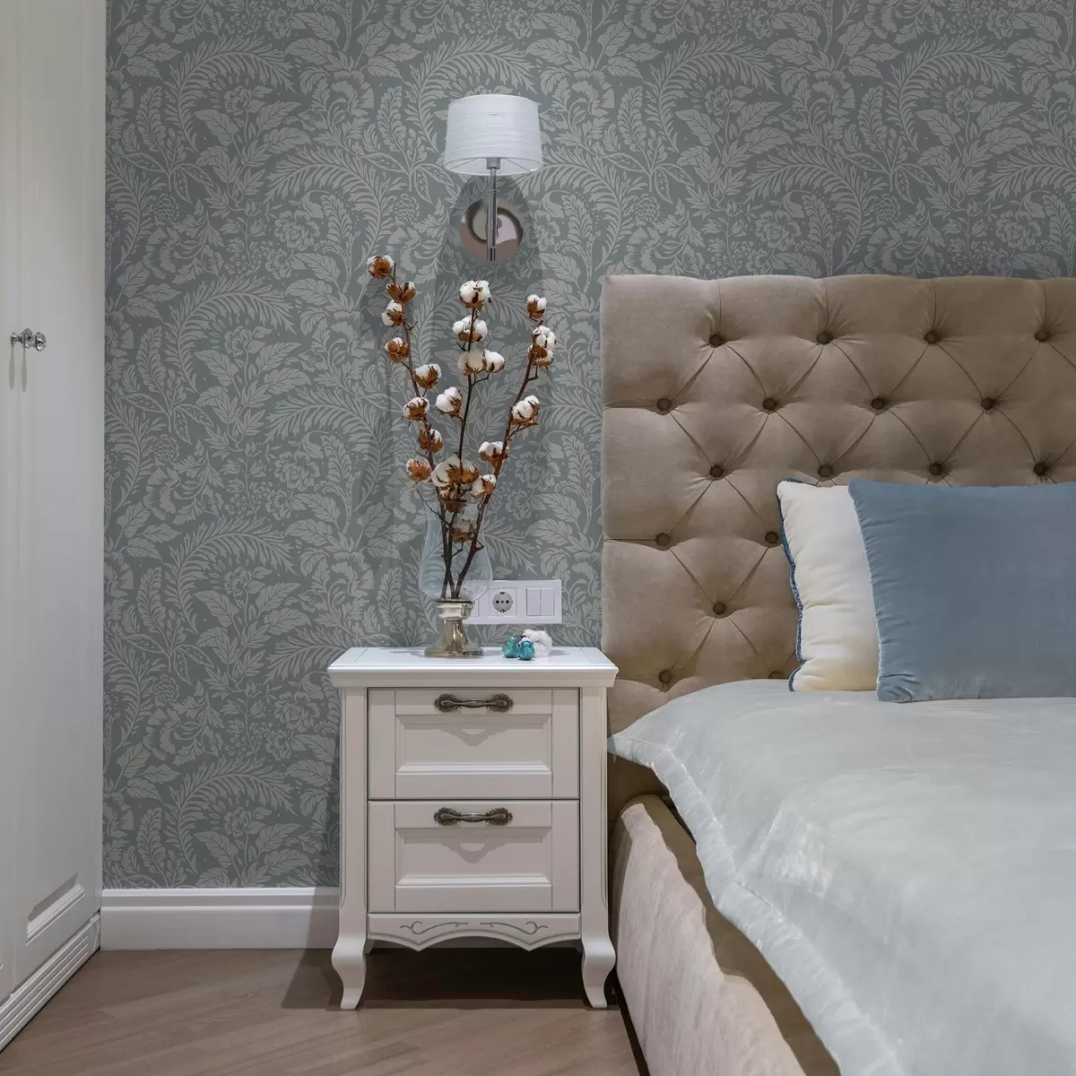 Fotobehang Monochroom bloemenpatroon op grijsblauwe achtergrond a00859