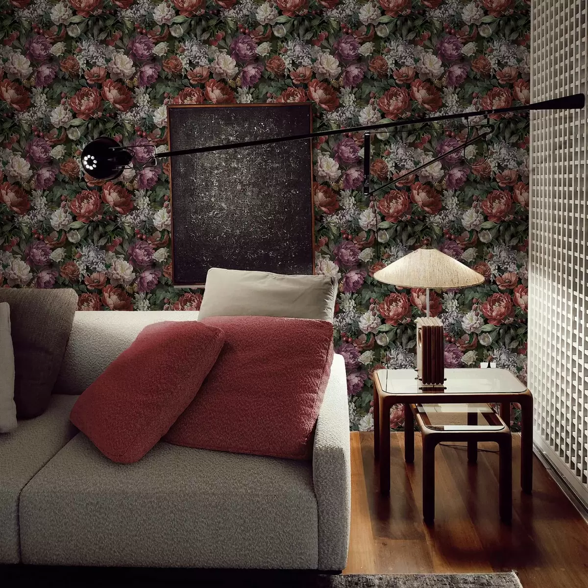 Fotobehang Donkere dramatische pioenrozen, bessen en vlinder op zwart a00862