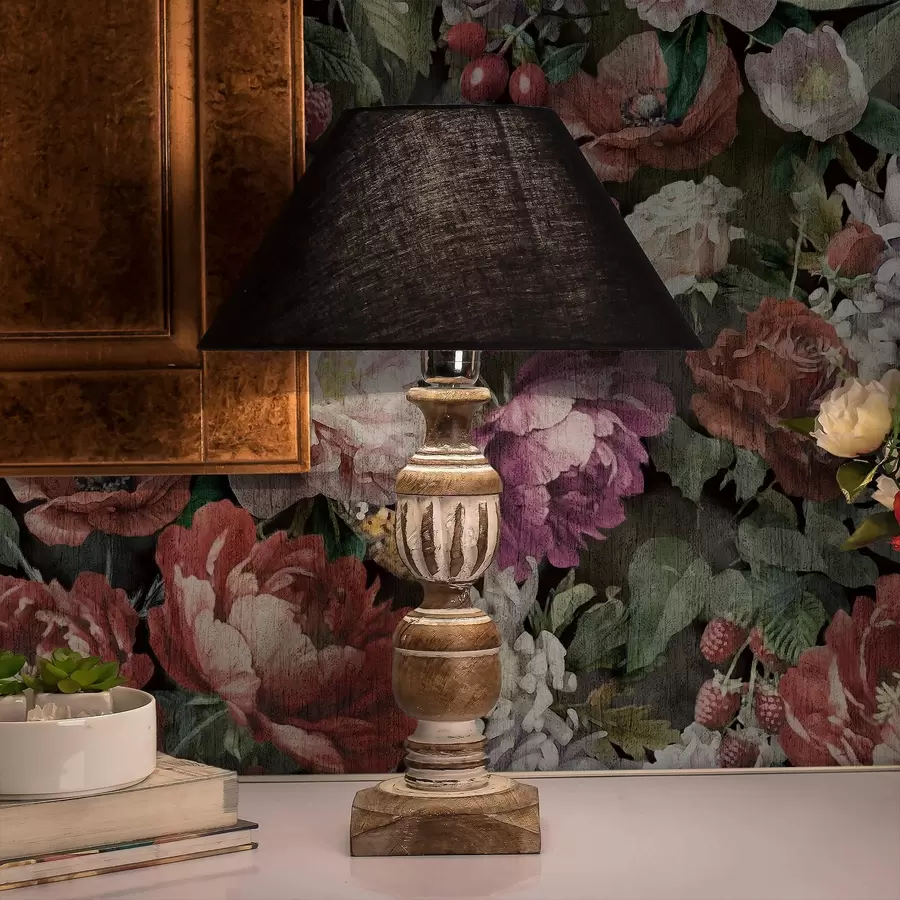 Fotobehang Donkere dramatische pioenrozen, bessen en vlinder op zwart a00862