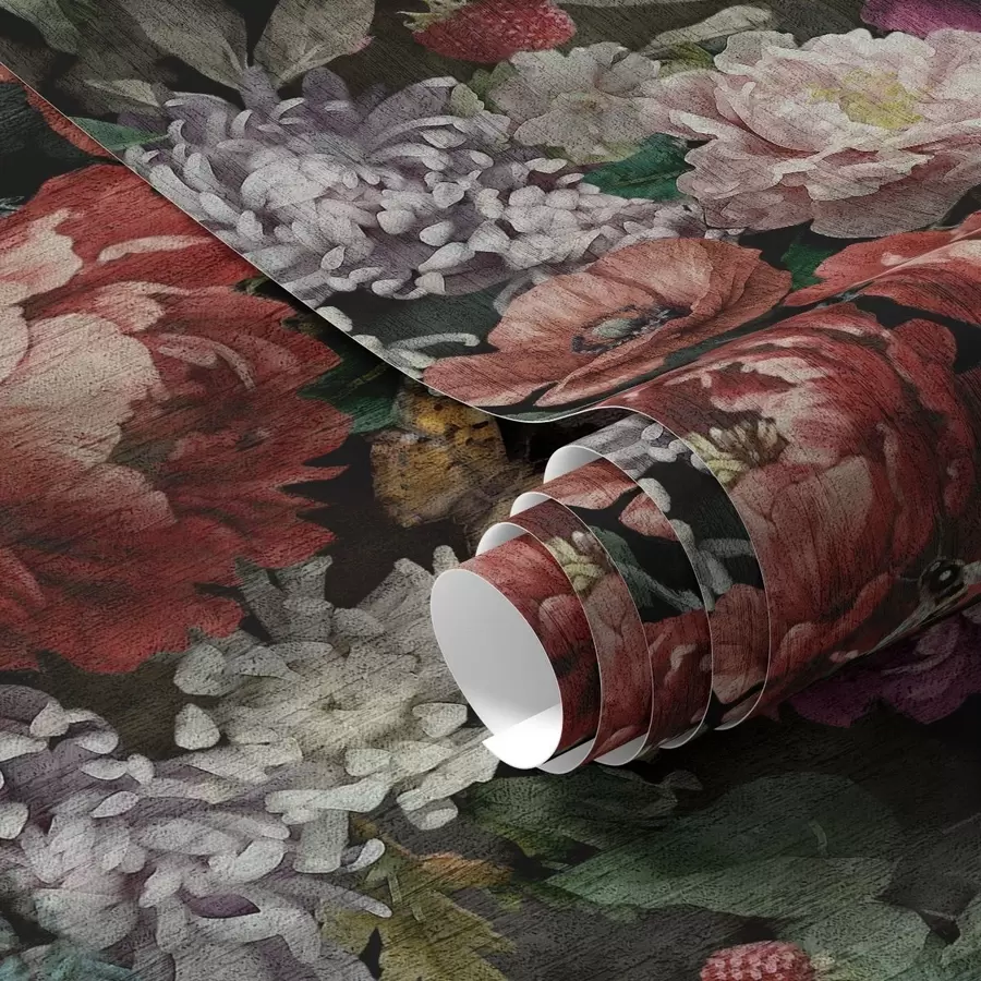 Fotobehang Donkere dramatische pioenrozen, bessen en vlinder op zwart a00862