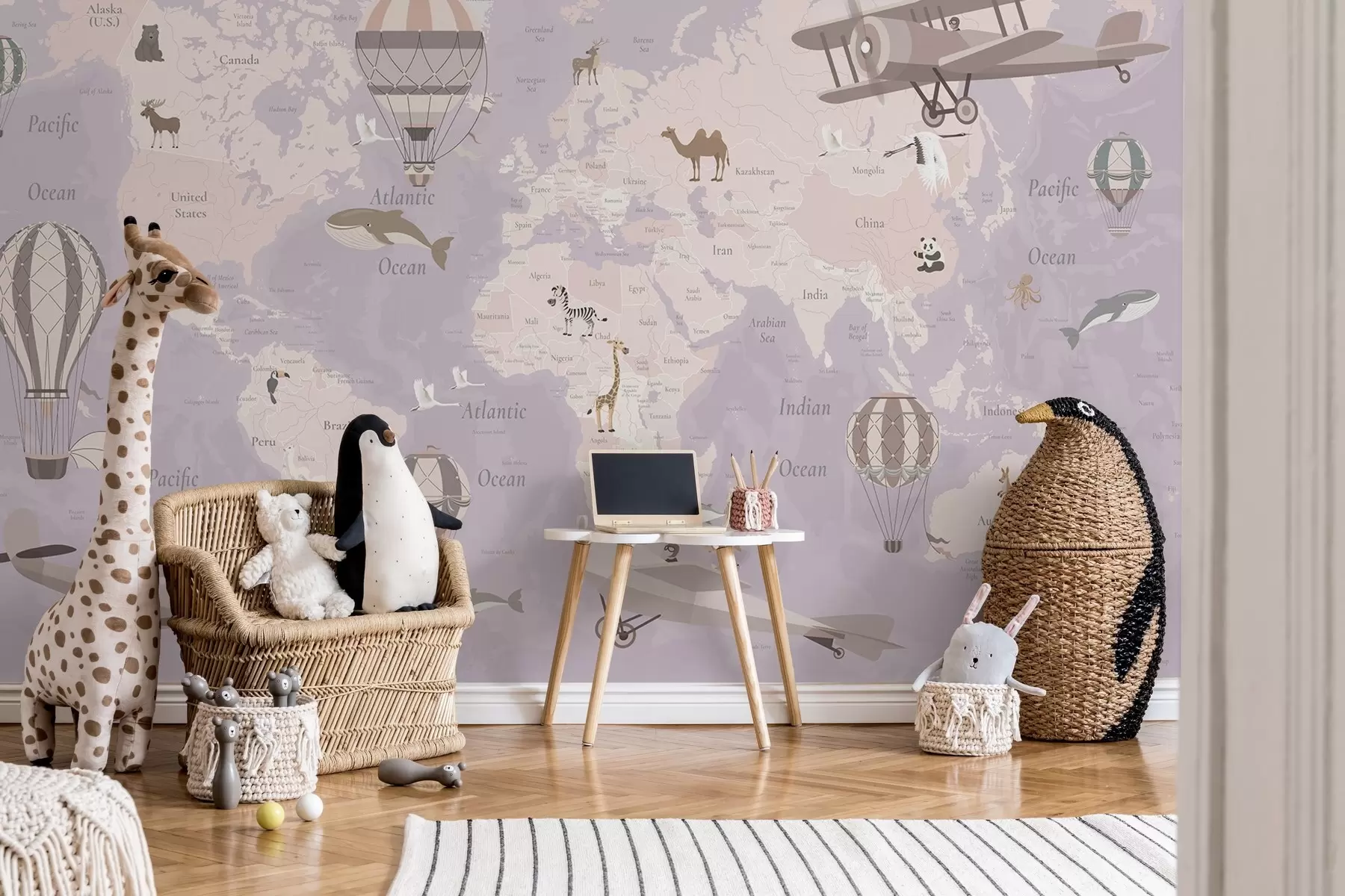 Fotobehang Wereldkaart voor kinderen met dieren, vliegtuigen en heteluchtballonnen. Engelse taal. Paarse kleur. c00003env4