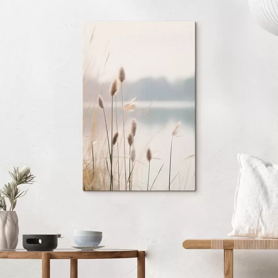  Schilderijen Zachte rietkragen aan een mistige oever, pastelbeige tinten s46504