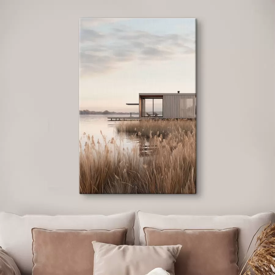  Schilderijen Moderne hut aan het meer tussen het riet in de zachte schemering s46513