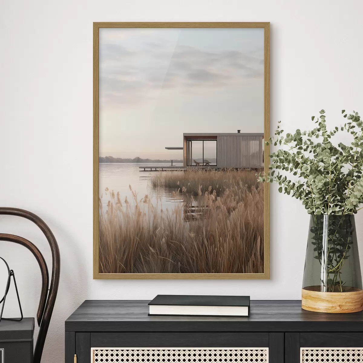 Poster Moderne hut aan het meer tussen het riet in de zachte schemering f46513