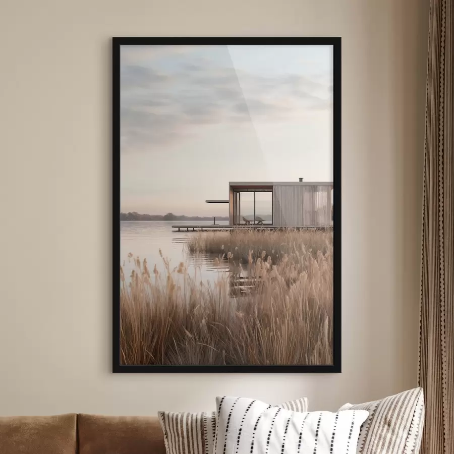 Fotobehang Moderne hut aan het meer tussen het riet in de zachte schemering f46513