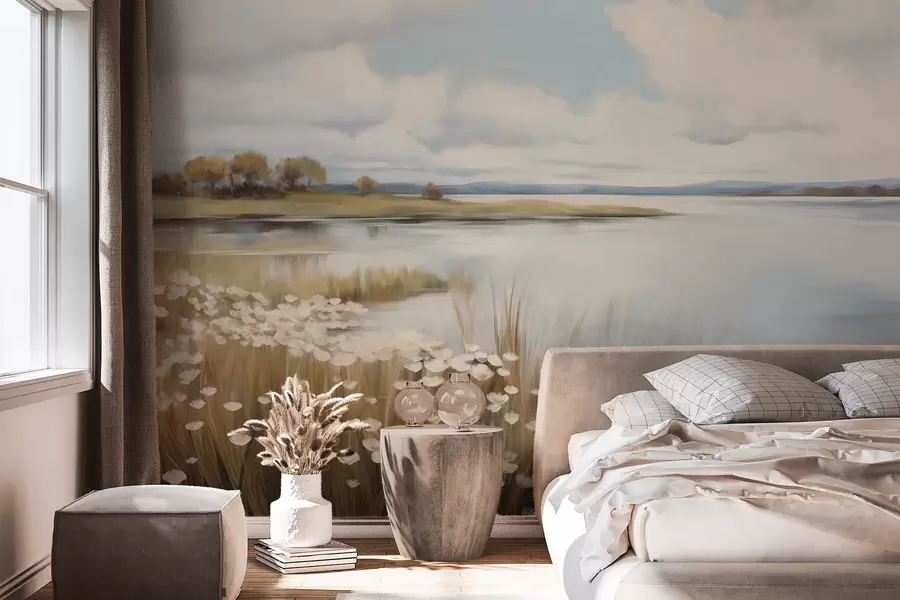 Fotobehang Getextureerd landschap, veld met witte bloemen en hoog gras, een meer op de achtergrond, een met gras begroeide heuvel met bomen, zachte kleuren w09530
