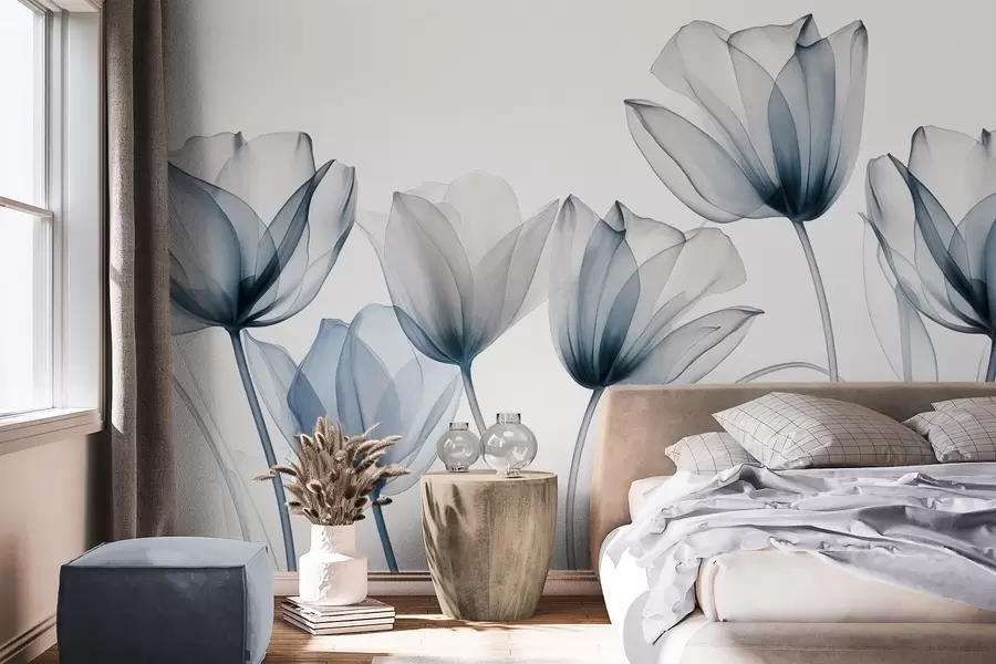 Fotobehang Doorschijnende blauwe en witte tulpenbloemen met lange stelen, tegen een lichte achtergrond, delicate en gestructureerde bloemenkunst w09538