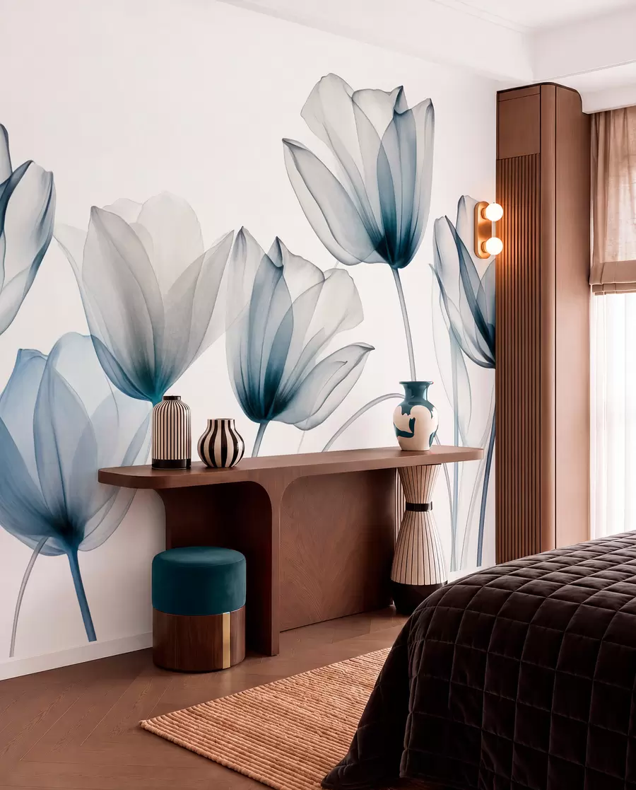 Fotobehang Doorschijnende blauwe en witte tulpenbloemen met lange stelen, tegen een lichte achtergrond, delicate en gestructureerde bloemenkunst w09538