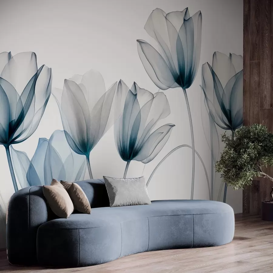 Fotobehang Doorschijnende blauwe en witte tulpenbloemen met lange stelen, tegen een lichte achtergrond, delicate en gestructureerde bloemenkunst w09538