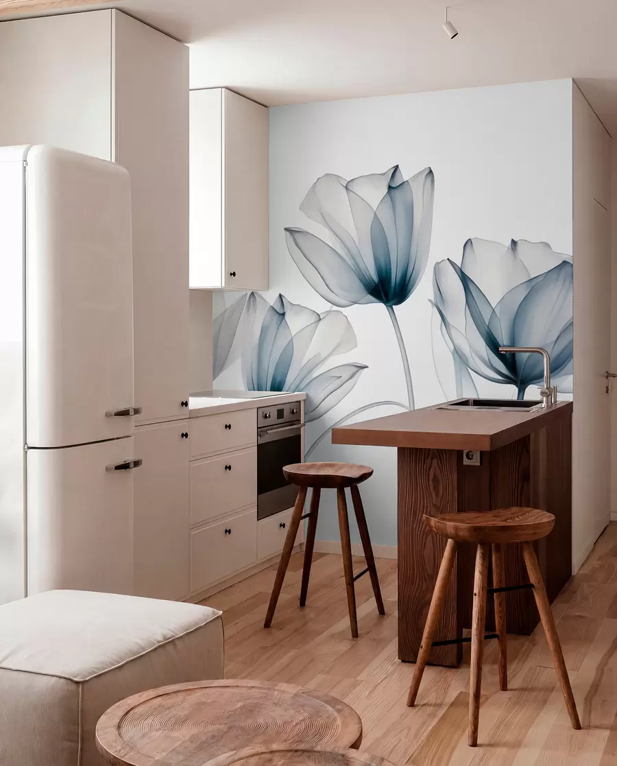 Fotobehang Doorschijnende blauwe en witte tulpenbloemen met lange stelen, tegen een lichte achtergrond, delicate en gestructureerde bloemenkunst w09538