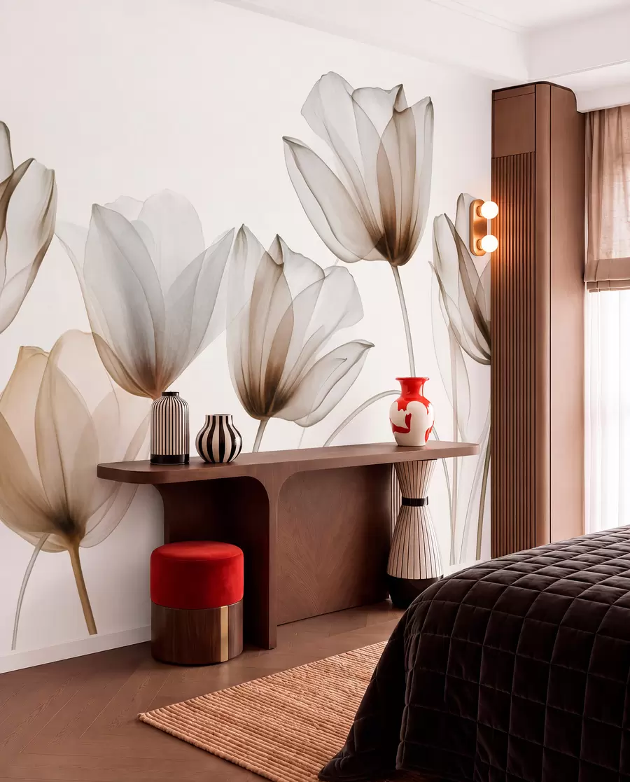 Fotobehang Doorschijnende bruine en witte tulpenbloemen met lange stelen, tegen een lichte achtergrond, delicate en gestructureerde bloemenkunst w09538v1