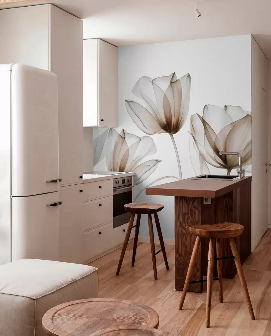 Fotobehang Doorschijnende bruine en witte tulpenbloemen met lange stelen, tegen een lichte achtergrond, delicate en gestructureerde bloemenkunst w09538v1