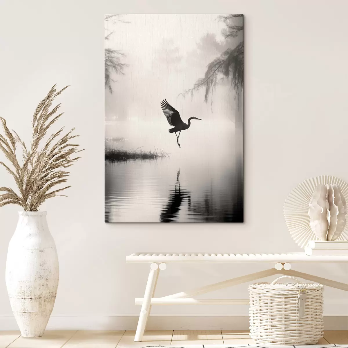  Schilderijen Een witte reiger met gespreide vleugels, vliegend in de buurt van hoog riet, zwart-witte minimalistische compositie s46694