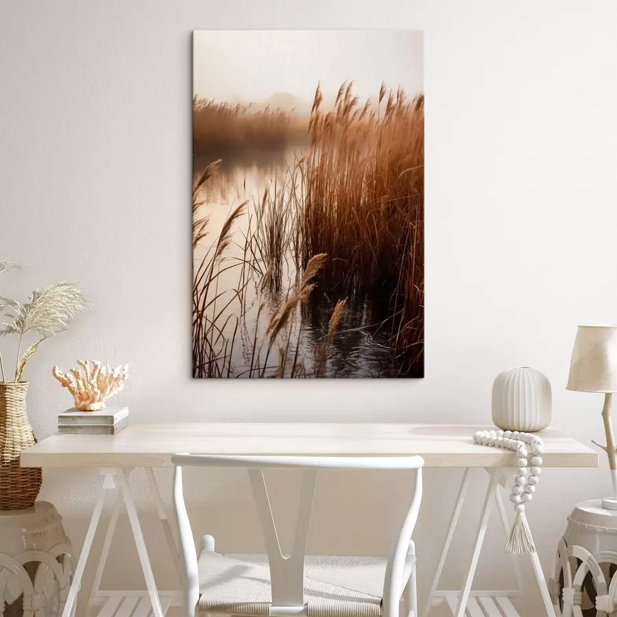  Schilderijen Hoge rietstengels groeien in een watermassa, het water weerspiegelt het riet, mistige achtergrond, zacht licht, natuurtafereel s46695