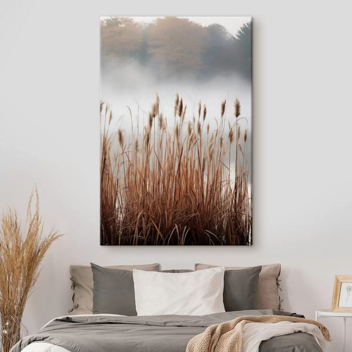  Schilderijen Hoge rietstengels groeien in een watermassa, het water weerspiegelt het riet, mistige achtergrond, zacht licht, natuurtafereel s46696