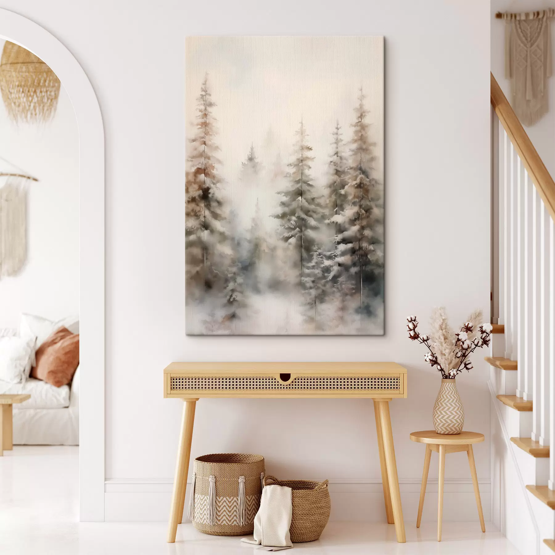  Schilderijen Hoge dennenbomen bedekt met sneeuw, staande in een mistig bos, een zacht, gedempt winters tafereel s46701